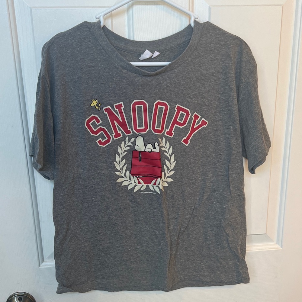 GAP Gray Snoopy Graphic Short Sleeve Tee with Red Accent